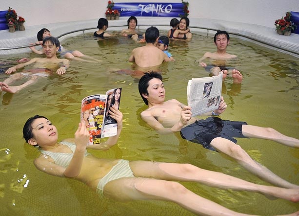 Tắm muối biển Chết: Tại khu nghỉ dưỡng Dead Sea, bạn sẽ được tắm trong loại muối khoáng đặc biệt được đưa từ biển Chết ở Trung Đông về Nhật. Các khoáng chất tốt cho da có trong loại muối này sẽ giúp bạn cải thiện làn da và thư giãn.