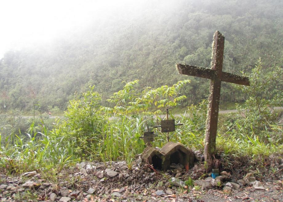 Dọc đường có rất nhiều các miếu nhỏ hặc thánh giá tưởng niệm những người đã chết trên con đường này. Ảnh: Gettyimages