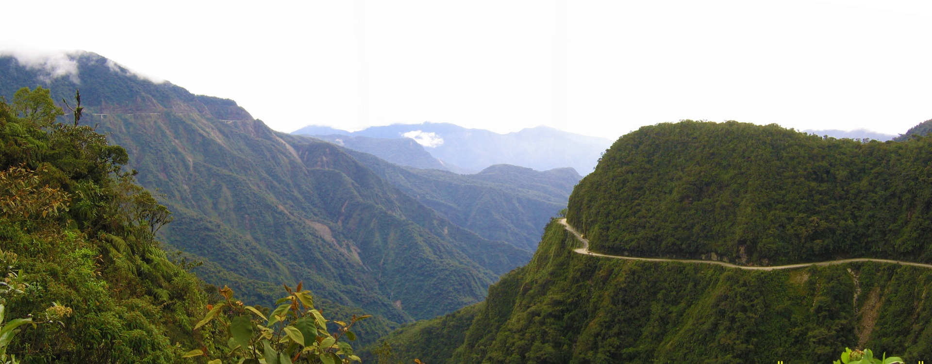 Luôn nằm trong top những con đường nguy hiểm nhất thế giới, tuyến đường Bắc Yungas chạy men theo dãy núi Cordillera Oriental, Bolivia, được xây dựng từ thập niên 30. 