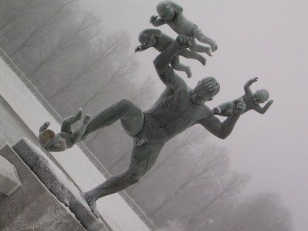 Người đàn ông tấn công các em bé là 1 trong 58 bức tượng tại công viên Vigeland ở Nauy. Quần thể tượng này nhằm thể hiện cách ứng xử của một số người khi ở trong các mối quan hệ.