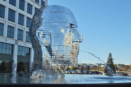 Bức tượng Metalmorphosis, Charlotte, Bắc Carolina là một công trình bằng kim loại ấn tượng và thu hút rất nhiều du khách tới tham quan.
