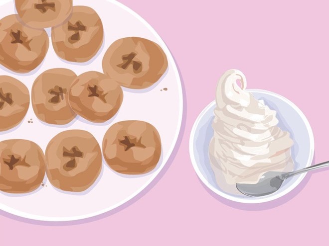 Kyoto, Nhật Bản: Khoảng 12 cái bánh đậu rán cỡ nhỏ và một bát tào phớ nhỏ được phục vụ bởi gian hàng Fujino Tofu ở Siêu thị Nishiki.