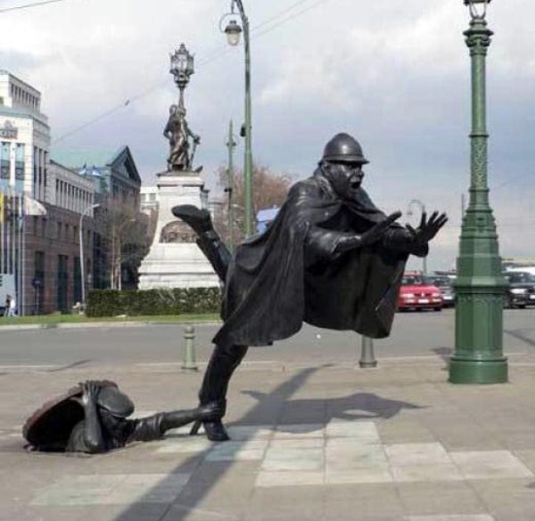 Bức tượng “De Vaartkapoen” của Tom Franzen nằm tại Molenbeek, Pháp, thể hiện sự nổi loạn của những người dân sinh ra ở đây.