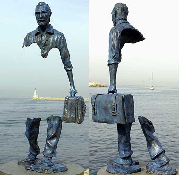 Nghệ sĩ người Pháp, Bruno Catalano, đã tạo ra những bức tượng lạ mắt bằng đồng có tên “Les Voyageurs” ở Marseilles, mô tả những công nhân trong hoạt động thường ngày nhưng lại thiếu mất một phần lớn cơ thể.