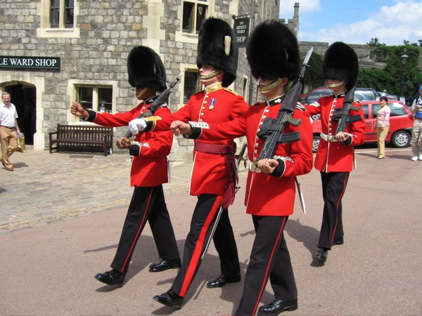 Du khách người Columbia cố tình là lính canh nổi giận: Các lính canh của Anh được huấn luyện để giữ bình tĩnh trong mọi tình huống, dù là một âm mưu ám sát hoàng gia hay một đám du khách bày đủ mọi trò để họ bật cười. Nhưng anh chàng 23 tuổi người Colombia này đã hơi quá đà khi bắt chước cách lính canh di chuyển. Và đó là giọt nước tràn ly khiến người lính canh nổi điên. 