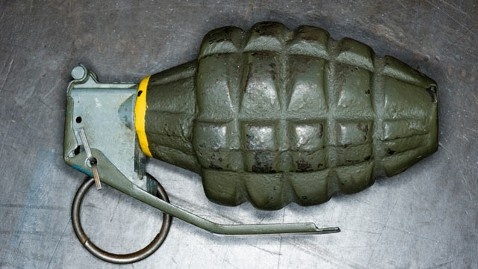 Du khách người Mỹ cố tình thả rơi lựu đạn: Luật an toàn tại các nước châu Phi thường lỏng léo hơn và vì thế mà nơi đây trở thành thiên đường cho những du khách điên rồ muốn thử những điều họ không thể làm ở nhà. Ví dụ như ném lựu đạn sống chẳng hạn.