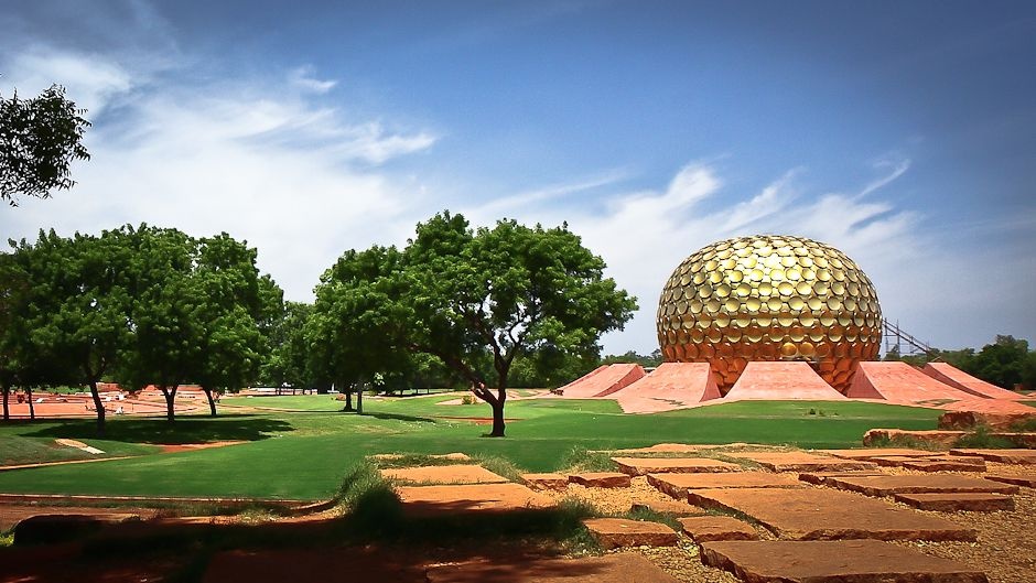 1. “Thành phố Bình minh” Auroville, Ấn Độ: Được thành lập bởi Mirra Alfassa vào năm 1968 tại Ấn Độ, ngày nay thành phố này là nhà của hơn 2.000 tới từ khắp nơi trên thế giới. Tại đây, không ai sở hữu tài sản gì, cũng không có giao dịch tiền tệ nào được diễn ra, không có chính quyền cũng như bất cứ luật lệ nào. Theo trang web của họ, Auroville muốn là một thành phố quốc tế nơi nam giới và phụ nữ từ mọi quốc gia có thể sống trong bình yên và hòa hợp. Biểu tượng của Auroville là một ngôi đền lớn có tên Matrimandir với mái vòm được phủ đầy các đĩa vàng. Tuy nhiên, đền Matrimandir không dành cho một đạo giáo nào mà là nơi sinh hoạt cộng đồng. Auroville luôn mở rộng cánh cửa chào đón các du khách từ khắp nơi trên thế giới.