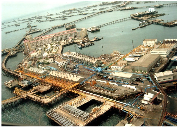 3. “Thị trấn dàn khoan dầu” ở Neft Daslari, Azerbaijan, Nga: Khi dầu được phát hiện ở biển Ba Tư vào cuối thập niên 40, Nga đã cho xây dựng dàn khoan dầu ngoài khơi đầu tiên của thế giới. Theo thời gian, khu tổ hợp ngày càng mở rộng với nhiều dàn khoan, đường xá, cầu, bến cảng, nhà ở và thậm chí cả rạp chiếu phim. Ngày nay, Neft Daslari trông giống nơi con người tạo dựng sau khải huyền vậy. Nhiều phần của khu tổ hợp rất khó tiếp cận, cầu nối các khu với nhau đã gãy nát, nhiều khu nhà đã sụp xuống biển. Tuy vậy, nơi này có một vẻ bí ẩn hấp dẫn nhiều người. Nếu bạn dùng bản đồ Google Map để quan sát từ trên cao thì sẽ không thể phóng to khu vực này. Năm 1999, nơi này đã xuất hiện trong bộ phim về James Bond nổi tiếng “The World Is Not Enough.”