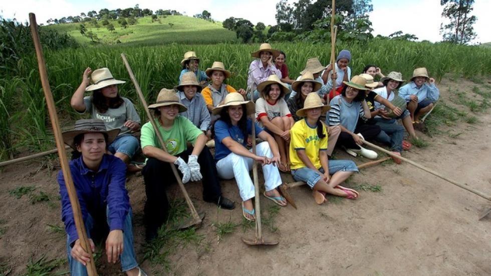 4. “Thành phố toàn phụ nữ” Noiva Do Cordeiro, Brazil: Nhiều người nói thế giới sẽ tốt đẹp hơn nếu phụ nữ nắm quyền. Ở miền Đông Nam Brazil có một nơi giúp ta biết điều đó có phải là sự thật hay không. Noiva Do Cordeiro được thành lập năm 1891 bởi một người phụ nữ tên  Senhorinha de Lima sau khi cô bị đuổi khỏi nơi sinh sống vì tội ngoại tình. Cộng đồng 600 người này gần như đều là phụ nữ. Chỉ vài người có chồng và phần lớn những người chồng đó đang làm việc ở Belo Horizonte cách đó gần 100km, chỉ về nhà vào dịp cuối tuần. Nơi này nằm ở Amazons, bao quanh bởi rừng rậm và các cánh đồng. Tại đây, phụ nữ quản lí mọi hoạt động của thị trấn, từ chính trị, tôn giáo tới tổ chức sự kiện. Tuy nhiên, nhiều người cũng muốn có tình yêu. Không may là họ biết việc đưa đàn ông tới Noiva Do Cordiero sẽ phá hủy sự cân bằng mà họ đã đạt được.