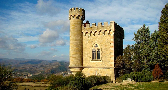 6. “Âm mưu nhà thờ”, Rennes-le-Chateau, Pháp: Đây là một ngôi làng nhỏ theo đạo Công giáo ở Pháp. Năm 1885,nhà truyền giáo Francois Berenger Sauniere đã tới đây và cải tạo lại nhà thờ địa phương. Một trong những đồ trang trí kì lạ nhất mà ông cho đặt tại đây là tượng quỷ. Ở cửa nhà thờ, ông cho khắc dòng chữ huyền thoại “Terribilis Est Locus Iste” (“Nơi này thật khủng khiếp”). Ngay cạnh nhà thờ, Sauniere xây một biệt thự xa hoa cho riêng mình. Nguồn gốc sự giàu có của ông gây ra nhiều tranh cãi. Có người cho rằng Sauniere đã tìm được kho báu cổ hoặc có liên hệ với Vatican.  Thuyết âm mưu xoay quanh Sauniere sau này trở thành cảm hứng cho tác giả Dan Brown viết cuốn tiểu thuyết ăn khách “Mật mã Da Vinci”. Cuốn sách khiến hàng đoàn du khách đổ về đây, với những tay săn kho báu đào tung các nấm mộ lên. Mọi chuyện tồi tệ đến mức xác Sauniere được đem đi hỏa táng vào năm 2004 và chôn trong mộ bằng bê-tông.