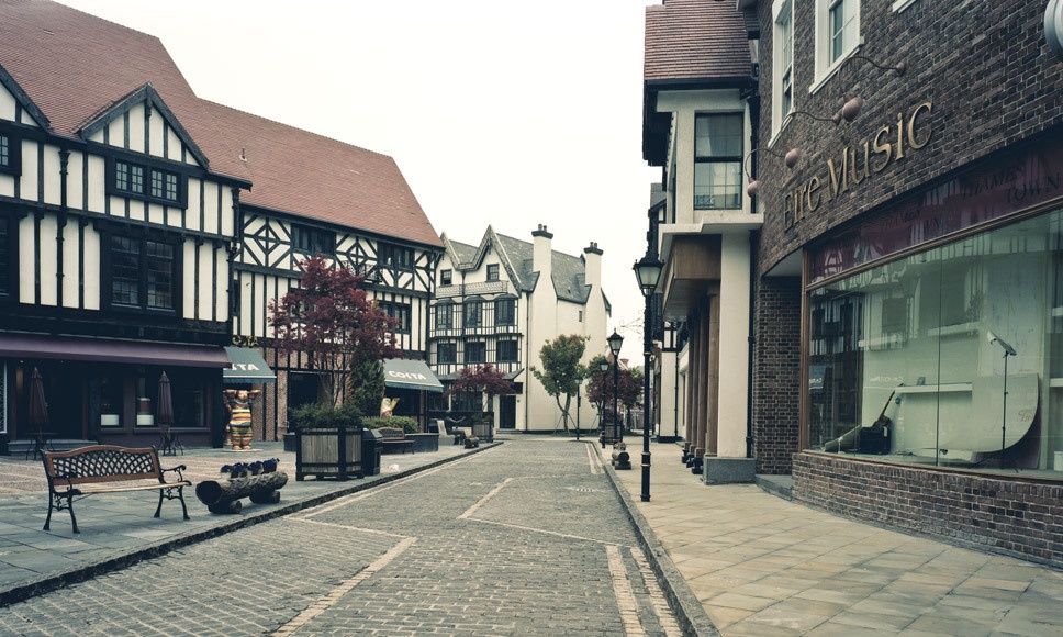 9. “Nước Anh bỏ hoang” ở thành phố Thames Town, Trung Quốc: Nghịch lí là Trung Quốc rất đông dân nhưng nhiều thành phố quy mô lớn lại bị bỏ hoang, điển hình là thành phố Thames Town. Nằm cách Thượng Hải khoảng 32km, thành phố này được xây dựng phỏng theo thành phố giao thương nhộn nhịp của Anh, với những căn nhà liền kề, phố lát sỏi, quán rượu và nhà hàng kiểu Anh. Hoàn thiện vào năm 2006, Thames Town gần như bị bỏ hoang từ đó tới giờ. Hiện tại, nơi này chỉ có các cặp đôi tới chụp ảnh cưới.