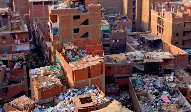 10. “Thành phố rác” Manshiyat Naser, Ai Cập: Người dân thành phố này sống nhờ xử lí rác thải của hơn 10 triệu cư dân Cairo. Cuộc sống của người dân vô cùng khổ cực: không nước máy, không có đường nước thải, không điện, rác rưởi chất khắp nơi. Sống trong nghèo đói, mỗi gia đình ở “Thành phố rác” thường chuyên xử lí một loại rác thải, có nhà tái chế chai lọ, kim loại, có nhà chỉ biết đốt những gì họ tìm được để sưởi ấm
