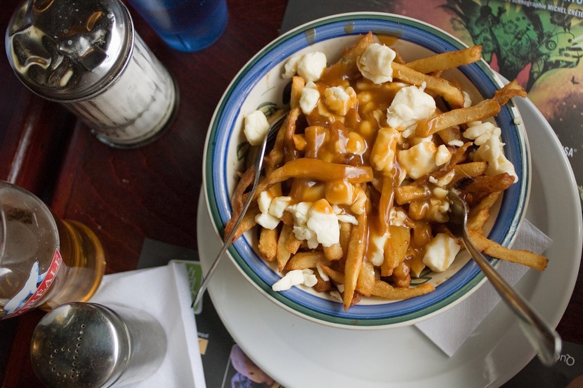 Poutine, món khoai tây chiên với nước sốt và phô mai ở Montreal