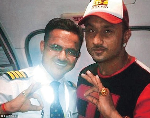 Arora chụp cùng rapper Honey Singh. Ảnh: Daily Mail