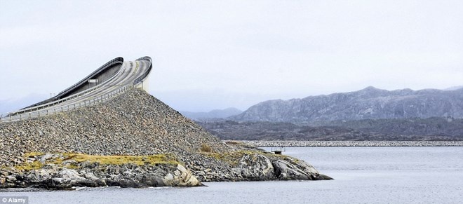 Một trong những địa điểm đặc biệt nhất trên tuyến đường là cây cầu Storseisundet. Người dân địa phương gọi đó là