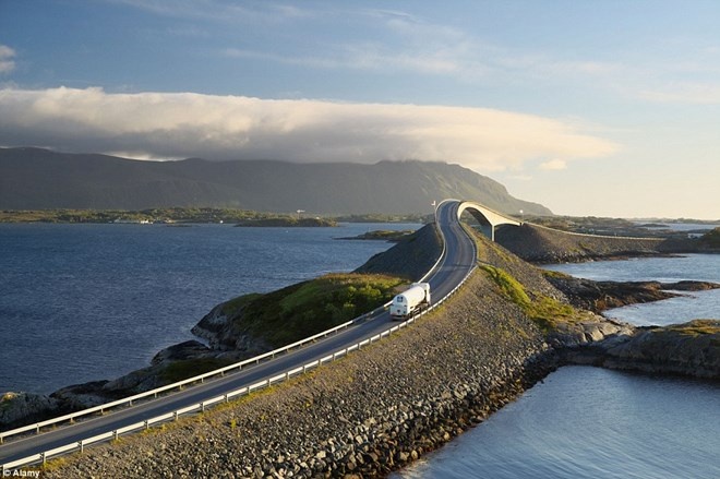 Thoạt nhìn, có vẻ như cây cầu sẽ dẫn thẳng ra biển. Nhưng thực chất chỉ là một ảo ảnh quang học. Chỉ với một đường cong táo bạo nhô ra biển, cây cầu dài 850 ft (khoảng 259,08 mét) này đã đánh lừa thị giác những người lái xe.