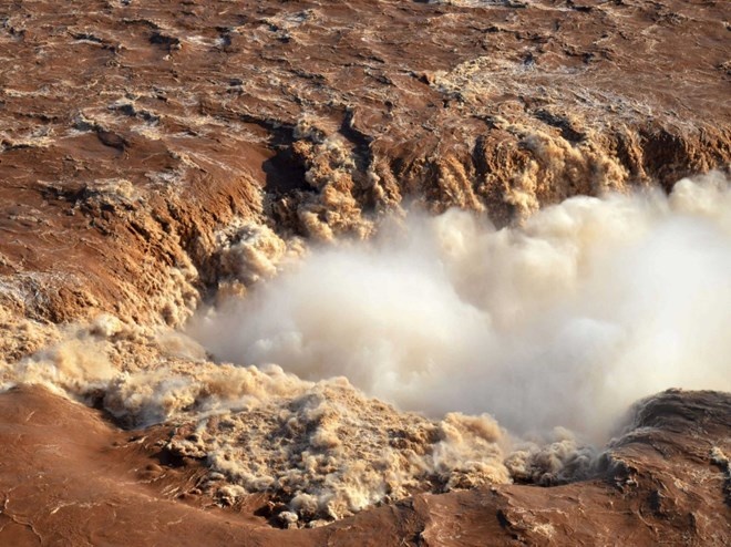 Iguazu Falls là thác nước lớn nhất Nam Mỹ, Thác nước này tạo thành một đường biên giới giữa Argentina và Brazil. Dưới đây là hình ảnh chụp từ trên cao của thác. Bức ảnh được chụp tại tỉnh Misiones, thuộc tây bắc Argentina.