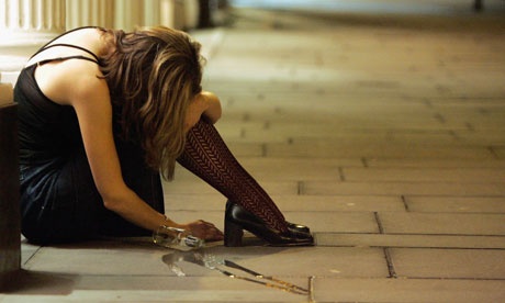 1. Bạn đang trong tình trạng say rượu, tốt nhất nên ở nhà. Vì bất kể ai đang trong tình trạng có men rượu xuất hiện ở những nơi công cộng và có những hành vi phá rối người khác có thể bị giam giữ đến 6 tháng hoặc bị phạt 1.000 SGD (đô-la Singapore) hoặc vừa bị giam vừa bị phạt.