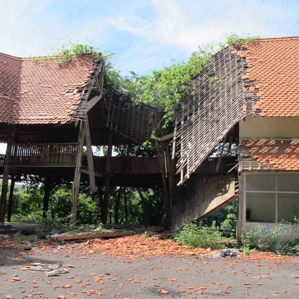 Khu du lịch thác Trinh Nữ bị bỏ hoang. Ảnh: Tiền Phong