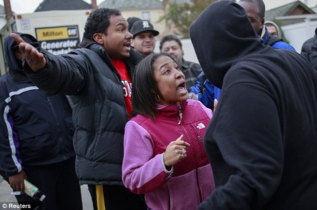 9. Bất cứ ai gây ồn ào, phiền toái đến mọi người xung quanh dưới bất cứ hình thức nào đều có thể bị phạt tiền lên đến 1.000 SGD.