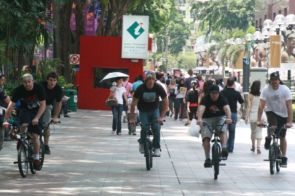 4. Bạn biết không hành động cố ý cản trở người ai đó đi theo những hướng mà người này có quyền đi tới thì được cho là ngăn cản trái phép. Với tội danh này bị phạt tù không quá một tháng hoặc phạt tiền không quá 1.500 SGD hoặc bị áp dụng cả hai hình phạt.