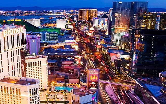 6. Phố Las Vegas, Las Vegas, Mỹ (30.500.000 lượt khách/năm): 77% khách tới Vegas chọn ở tại các khách sạn dọc phố Las Vegas để có thể dễ dàng tới chỗ đài phun nước Bellagio, các cửa hàng, sòng bạc...