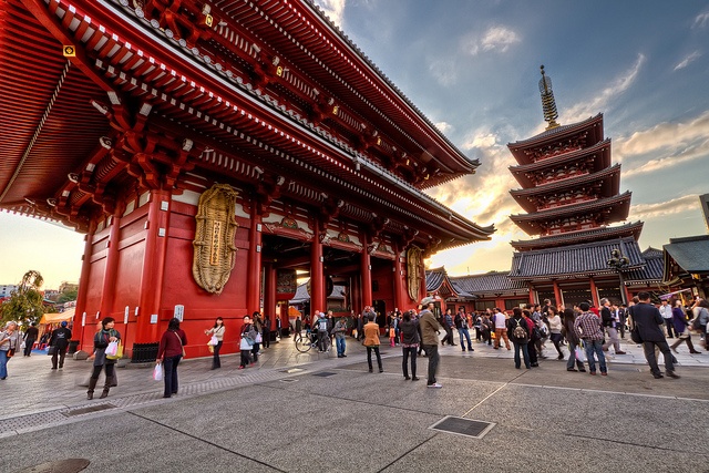 8. Đền Sensoji, Tokyo, Nhật Bản (30.500.000 lượt khách/năm): Ngôi đền cổ nhất Tokyo thờ Quan âm bồ tát được xây dựng từ năm 628. Tiếp nối truyền thống kéo dài nhiều thế kỉ, dọc phố Nakamise nơi ngôi đền tọa lạc có rất nhiều quầy bán đồ ăn và hàng hóa cho du khách. Lượng người đổ về đây cao nhất là vào dịp Tết.