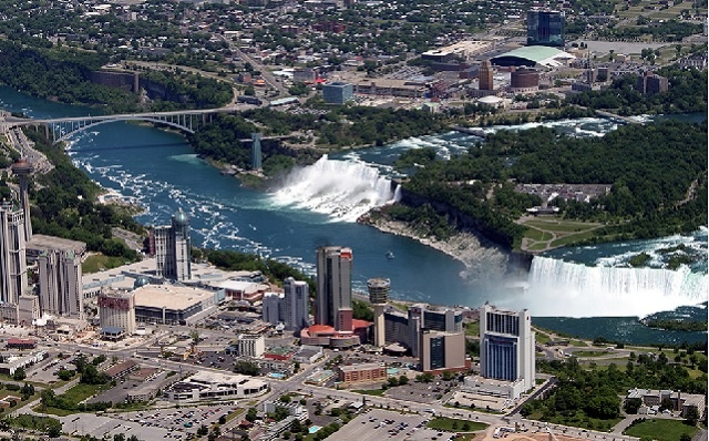 9. Thác Niagara, New York (Mỹ) và Ontario (Canada) (22.000.000 lượt khách/năm): Nằm trên biên giới giữa Mỹ và Canada, cụm thác Niagara bao gồm 3 thác nước khổng lồ với lưu lượng nước lên tới 170.000 m3/phút đổ từ độ cao 50m xuống. Dù có 500 thác nước cao hơn trên thế giới, Niagara gây ấn tượng bởi sự dữ dội của dòng nước. Nó cũng dễ tiếp cận hơn so với nhiều thác nước lớn khác, du khách có thể tới ngắm cảnh thác bằng xe ôtô hoặc trực thăng.