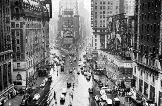 Trước kia, không gian của quảng trường chưa bị lấp kín bởi các tòa cao ốc.