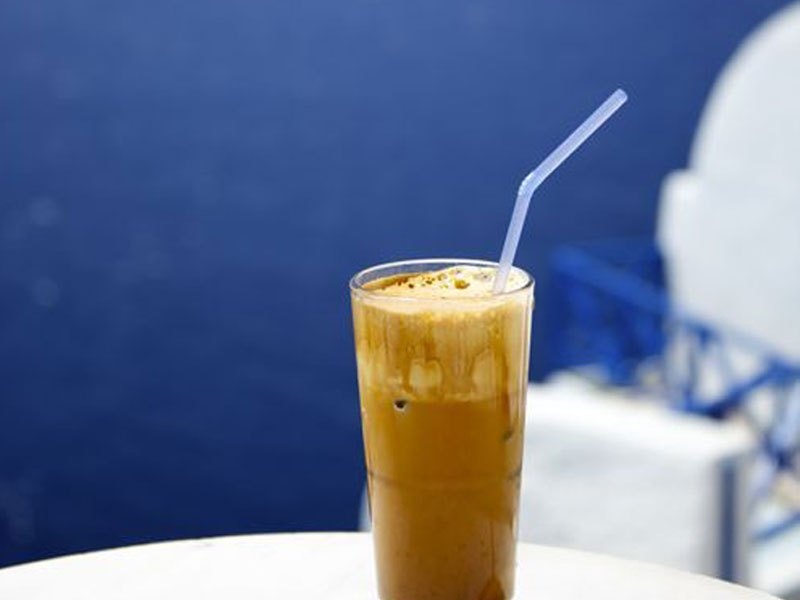 Cà phê Frappe – Hy Lạp: Món cà phê độc đáo của Hy Lạp này được pha trộn từ cà phê hòa tan, đường và nước, đôi khi có thêm chút sữa đặc. Bạn có thể thưởng thức món đồ uống nổi tiếng này ở các bãi biển hoặc các quán cà phê ở Cyprus, nhất là vào mùa hè. Loại cà phê này có nhiều mức ngọt khác nhau: glykós (nghĩa là 