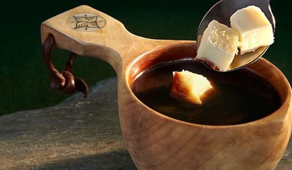 Cà phê phô mai Kaffeost – Phần Lan và Thụy Điển: Phô mai Phần Lan được dùng trong cà phê Kaffeost, một món đồ uống nóng ở Bắc Phần Lan và Thụy Điển. Khi nhúng một miếng phô mai vào cốc cà phê đen, cà phê sẽ có vị bơ nhè nhẹ và miếng bơ sẽ có mùi cà phê thơm phức. Bạn có thể thưởng thức Kaffeost khi chiêm ngưỡng khung cảnh lộng lẫy của vùng biên giới Thụy Điển – Phần Lan. Ảnh: Swedentravelandtourism