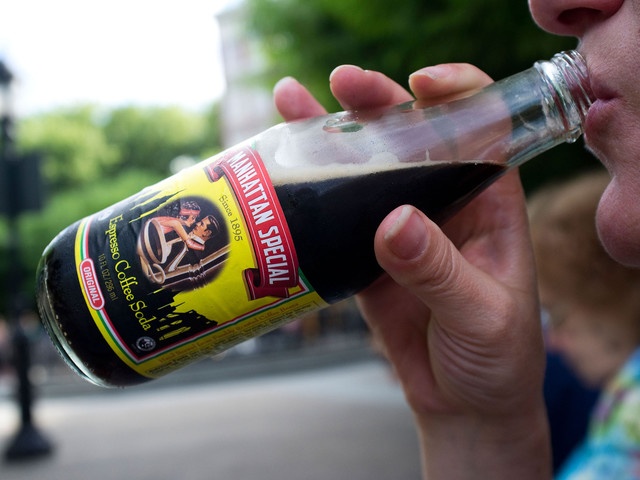 Cà phê Manhattan Special - Mỹ: Cà phê Manhattan Special bắt nguồn từ Brooklyn, New York, bao gồm cà phê espresso pha tay, nước khoáng Seltzer và đường mía. Đây là món đồ uống ưa thích của người dân New York từ năm 1895. Bạn có thể thưởng thức loại cà phê này ở các quầy bán rong hay các hàng cà phê khắp New York.