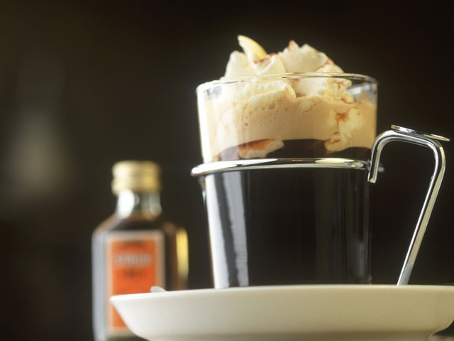  Cà phê Pharisaer – Nordstrand, Đức: Ngoài mùi vị ấn tượng tới từ sự hòa trộn giữa cà phê đậm đặc, rượu rum và kem tươi, cà phê Pharisaer còn nổi tiếng nhờ câu chuyện thú vị về nguồn gốc của nó. Truyền thuyết kể rằng từ rất lâu rồi, trên đảo Nordstrand ở miền Bắc nước Đức, một mục sư kiêng rượu tới dự lễ rửa tội. Để vị mục sư không biết tính chất của món đồ uống được phục vụ ở buổi lễ, rượu rum được trộn với cà phê và phủ một lớp kem tươi lên trên. Tuy nhiên khi vị mục sư phát hiện ra, ông kêu lên: 