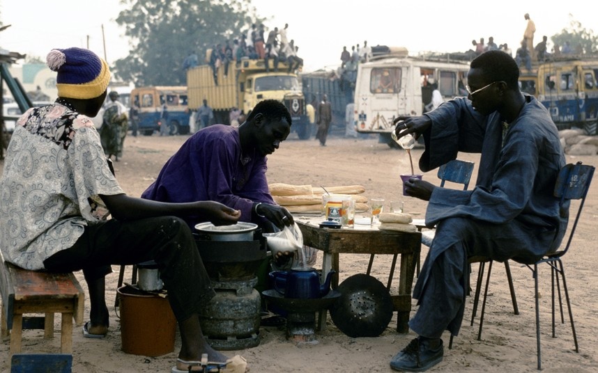 Cà phê Touba — Senegal: Cà phê Touba rất phổ biến ở thủ đô Dakar của Senegal. Món cà phê này được cho thêm tiêu Guinea, một loại gia vị Tây Phi có mùi như bạch đậu khấu. Cà phê Toube còn được cho thêm rất nhiều đường, khiến món đồ uống ngọt ngào và thơm phức này đánh thức giác quan của mọi du khách.