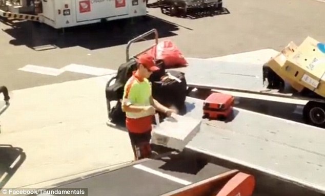 Nhan vien san bay manh tay quang hanh ly de vo cua khach hinh anh