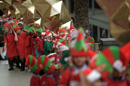 Các em bé đã giữ vị trí trong 5 phút trước khi được công nhận kỉ lục Guinness “nhiều người đóng giả người lùn giúp việc của ông già Noel nhất ở cùng một chỗ”. 