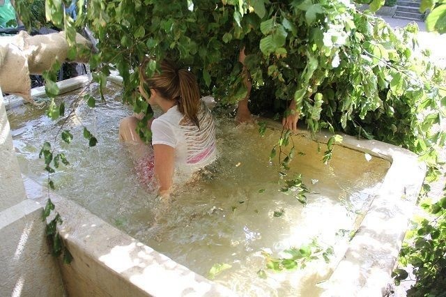 Cô gái bị thả xuống bể nước.