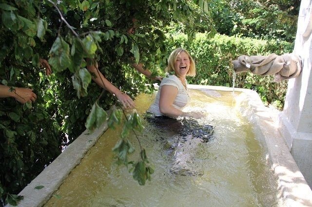 Đây là một tục lệ nhằm cầu mong khả năng sinh sản cho người phụ nữ.