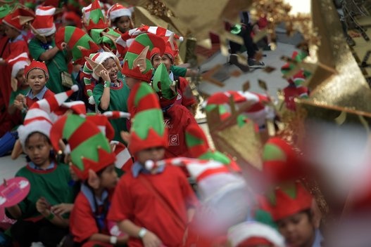 14 em bé không hợp lệ vì không đeo tai giả. Tiếng reo hò vỡ òa khi 5 phút kết thúc và mỗi em đều có giấy xác nhận đã tham gia sự kiện.