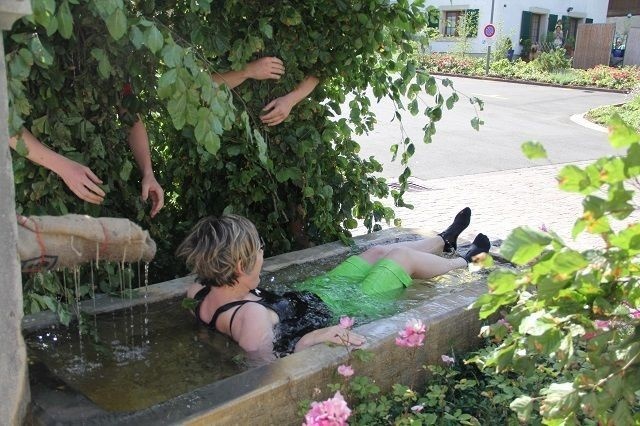 Họ đuổi theo một người phụ nữ bất kỳ trên phố, bế họ lên và vứt vào một bể nước gần nhất.