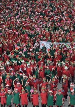 Dù Thái Lan là quốc gia theo Phật giáo, tính chất thương mại của kì nghỉ lễ Công giáo này được khai thác triệt để, các cửa hàng, khách sạn treo kim tuyến và dựng cây thông trong suốt mùa lễ hội.