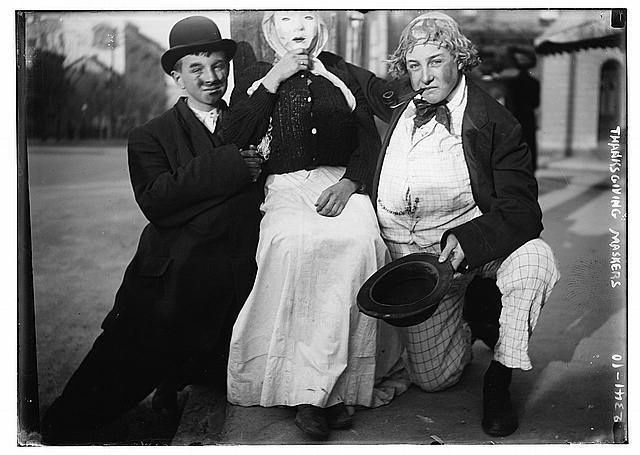 Tất cả mọi người, già trẻ lớn bé đều đeo mặt nạ. Họ sẽ rắc hoa giấy và bột mì khắp nơi.