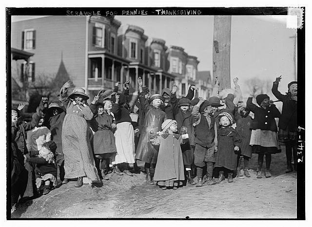 Điều đó hoàn toàn khác hẳn tục lệ đeo mặt nạ, mặc trang phục nhếch nhác, đi xin kẹo và nhặt tiền xu của dịp lễ này 100 năm trước.