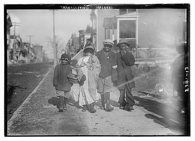 Những chiếc mặt nạ khá kỳ dị và đáng sợ so với một dịp lễ như thế này.