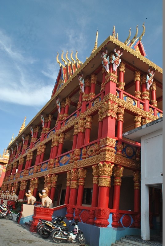 Những hàng cột được trạm trổ tinh xảo.