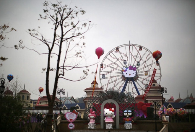 Bên ngoài công viên có những hình ảnh mèo Hello Kitty ngộ nghĩnh.