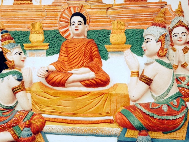 Những bức tranh phù điêu mô tả các điển tích của Đức Phật từ lúc sơ sinh cho đến khi thành đạo.