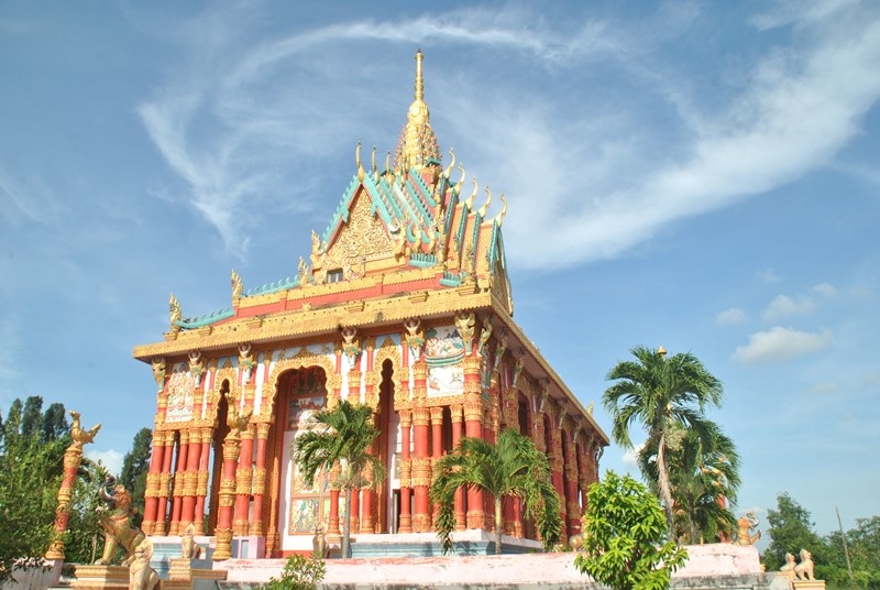 Thanh thoát chánh điện chùa Ghositaram , ấp Cù Lao, xã Hưng Hội, huyện Vĩnh Lợi, Bạc Liêu.