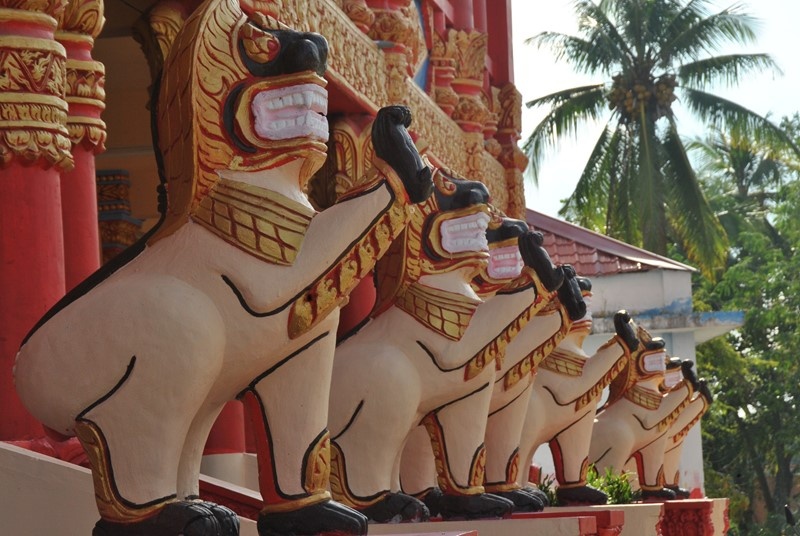 Đan xen giữa hàng cột trụ chạm khắc tinh xảo là những bức tranh phù điêu mô tả các điển tích của Đức Phật từ lúc sơ sinh cho đến khi thành đạo, được thể hiện sống động với màu sắc rực rỡ, cuốn hút người xem. 