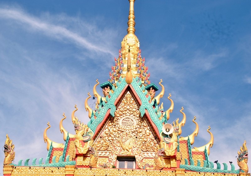 Màu sắc lộng lẫy của ngôi chùa nổi bật trên nền trời xanh biếc xứ Bạc Liêu.